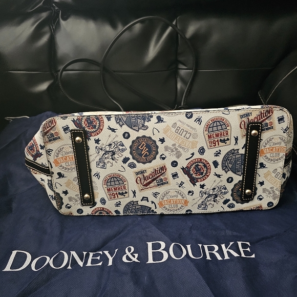 Dooney and Bourke Exclusive Disney Vacation Club Large Tote with dust bag - Picture 4 of 8